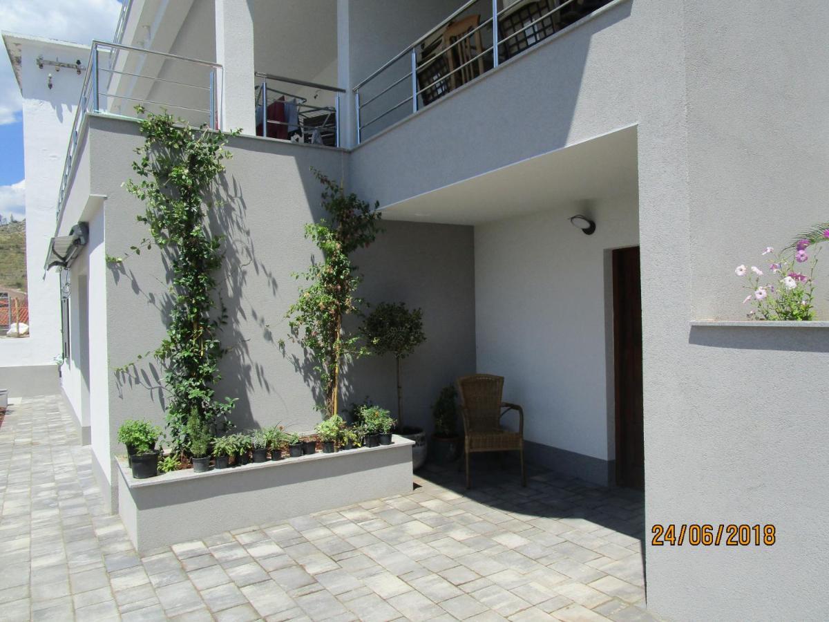 Apartmani Marinovic พอดโกรา ภายนอก รูปภาพ